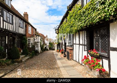 Das 15. Jahrhundert Fachwerk Mermaid Inn in einer engen gepflasterten Straße in der historischen Stadt Cinque Port. Mermaid Street, Rye, East Sussex, England, Großbritannien, Großbritannien Stockfoto