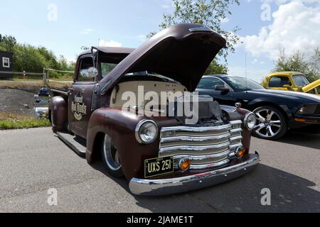 Drei Viertel Vorderansicht eines Brown, Hot Rod, basierend auf einem 1950, Chevrolet 3100 Truck, auf der Deal Classic Car Show 2022 zu sehen Stockfoto