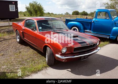 Dreiviertel Vorderansicht eines Bronze, 1966, Ford Mustang GT350, ausgestellt auf der Deal Classic Car Show 2022 Stockfoto