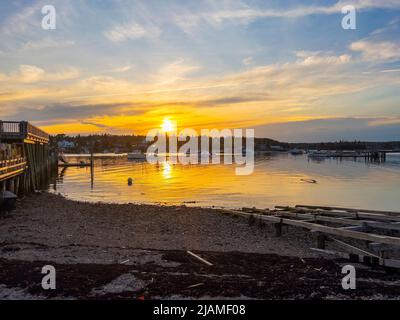 Bass Harbor und Dorf bei Sonnenuntergang in der Stadt Tremont auf Mt Desert Island, Maine ME, USA. Stockfoto