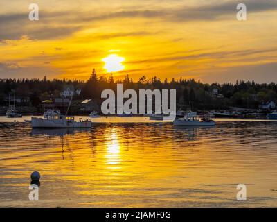 Bass Harbor und Dorf bei Sonnenuntergang in der Stadt Tremont auf Mt Desert Island, Maine ME, USA. Stockfoto