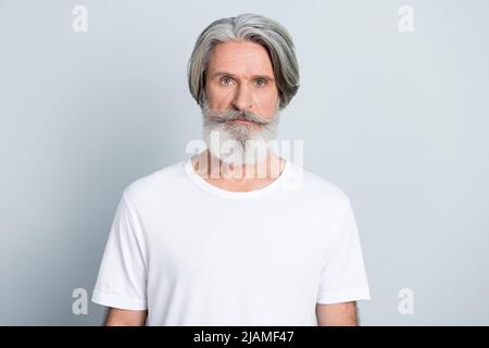 Foto von ziemlich zuversichtlich pensionierten Mann tragen weißes T-Shirt langen Bart Schnurrbart isoliert grauen Hintergrund. Stockfoto