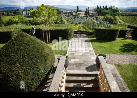Blick von der italienischen Villa auf die Stadt. Stockfoto