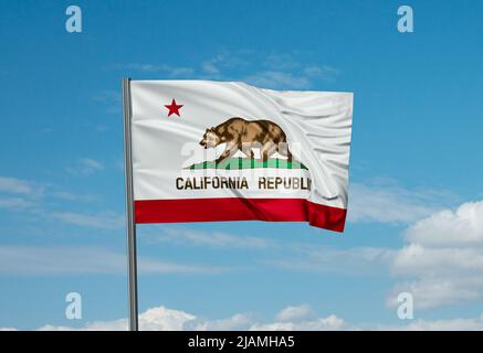 Kalifornische US-Staatsflagge winkt im Wind am Himmel mit Wolken Stockfoto