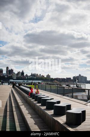 Die Menschen genießen die Aussicht auf dem Pier in Lower Manhattan, New York City Stockfoto