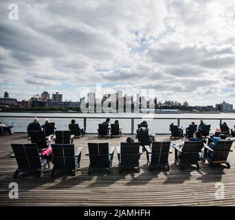 Die Menschen genießen die Aussicht auf dem Pier in Lower Manhattan, New York City Stockfoto