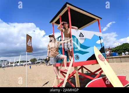 NUR ZUR REDAKTIONELLEN VERWENDUNG (von links nach rechts) Geena Rayner und Amy Slack bei der Enthüllung eines temporären Rettungsschwimmerturms, der für „Poo Watch“ entworfen wurde und vor dem Jubilee Bank Holiday am Jubilee Beach in Southend, Essex, errichtet wurde, als die Umweltkampagnengruppe Surfers Against Abwasserbeseitigung ihre kostenlose mobile App lancierte, Der „Safer Seas and Seas Service“. Bilddatum: Dienstag, 31. Mai 2022. Die App liefert Meldungen zu Abwasser und Verschmutzung in Echtzeit, die Nutzer vor Krankheiten schützen sollen, die mit Abwasserverschmutzung und schlechter Wasserqualität einhergehen. Bildnachweis sollte lauten: Doug Peters/PA Stockfoto