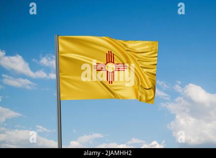 Die US-Staatsflagge von New Mexico winkt im Wind am Himmel mit Wolken Stockfoto