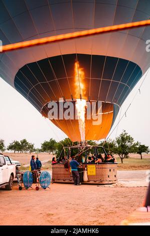 Heißluftballon beim Start in Kappadokien Stockfoto