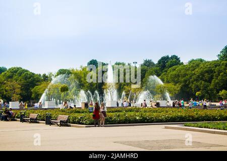 Gorki Park in Moskau. Sommertag in der Öffentlichkeit berühmten Ort im Zentrum der russischen Hauptstadt - 11. August 2015. Stockfoto