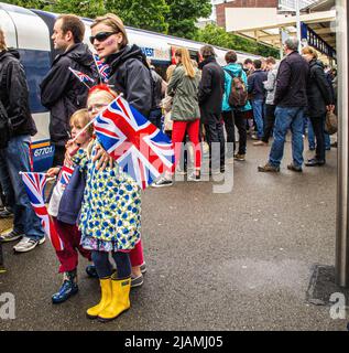 Großbritannien, Großraum London, Richmond upon Thames - Menschen, die an den Jubilee-Feierlichkeiten im Zentrum Londons teilnehmen wollten, mussten lange Verzögerungen erleben, da die U-Bahn eingestellt wurde und die ankommenden Züge voll waren Stockfoto