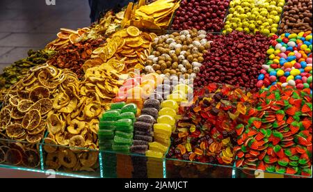 Verschiedene Arten von Süßigkeiten auf dem Markt Zähler in der Türkei Stockfoto