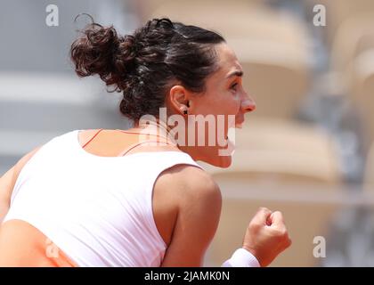 Paris, Frankreich. 31.. Mai 2022. Martina Trevisan aus Italien reagiert während des Viertelfinales der Frauen gegen Leylah Fernandez aus Kanada beim French Open Tennisturnier in Roland Garros in Paris, Frankreich, 31. Mai 2022. Kredit: Gao Jing/Xinhua/Alamy Live Nachrichten Stockfoto