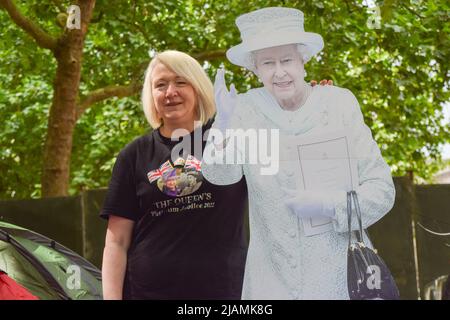 London, England, Großbritannien. 31.. Mai 2022. NEBEN den Zelten steht MARIA SCOTT mit einem Karton-Ausschnitt der Queen. Royal Supermans haben vor dem Platinum Jubilee Weekend zum 70.. Jahrestag der Thronbesteigung der Königin ein Lager in der Mall in der Nähe des Buckingham Palace eingerichtet. Die Fans werden die Tage und Nächte dort verbringen, bis zum speziellen erweiterten Wochenende, das am 2. Juni beginnt. (Bild: © Vuk Valcic/ZUMA Press Wire) Stockfoto