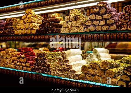 Traditionelle türkische Köstlichkeiten süße Brötchen, orientalische Süßigkeiten Lukum, Lokum, Nougat Stockfoto