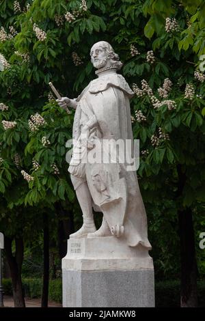 Statue von Don Sancho IV., König von Kastilien, León und Galizien, von Sabatini, auf dem Paseo de las Estatuas, El Retiro Park, Madrid, Spanien. Stockfoto