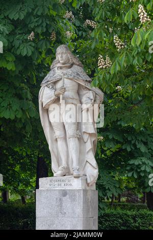 Statue von Don Carlos II, „The Bewitched“, König von Spanien, von Sabatini, auf dem Paseo de Argentina / Paseo de las Estatuas, El Retiro Park, Madrid, Spanien Stockfoto