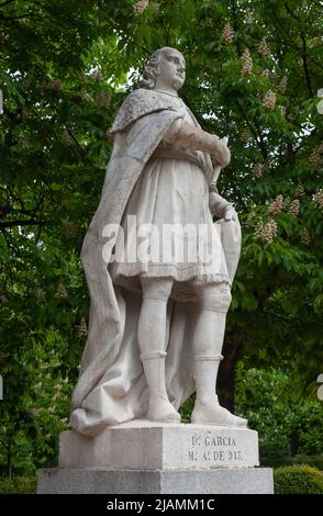 Statue des Don García I., König von Leon, von Sabatini, auf dem Paseo de Argentina oder Paseo de las Estatuas: El Retiro Park, Madrid, Spanien Stockfoto