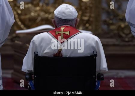 Vatikanstadt, Vatikan. 31 Mai 2022. Papst Franziskus nimmt an der Trauermesse von Kardinal Angelo Sodano in der Petersbasilika Teil. Quelle: Maria Grazia Picciarella/Alamy Live News Stockfoto