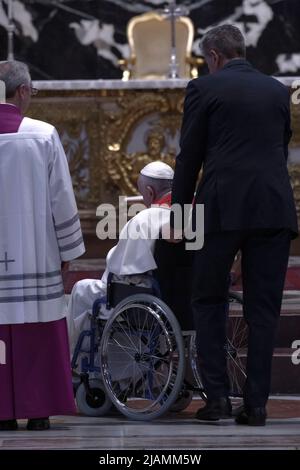 Vatikanstadt, Vatikan. 31 Mai 2022. Papst Franziskus nimmt an der Trauermesse von Kardinal Angelo Sodano in der Petersbasilika Teil. Quelle: Maria Grazia Picciarella/Alamy Live News Stockfoto