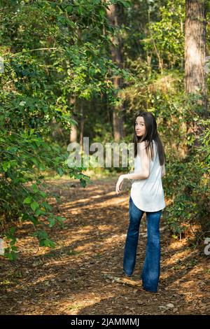 Ein schönes Teenager-Mädchen auf einem Naturspaziergang in der sonnigen Natur im Frühling. Stockfoto