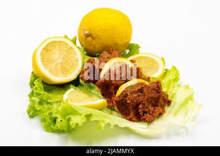 Rohe Fleischbällchen oder Zigarette auf weißem Hintergrund. Nahaufnahme. Lokaler Name cig kofte Stockfoto