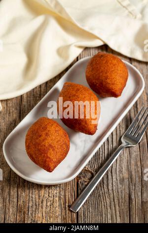 Kibbeh auf einem hölzernen Hintergrund. Traditionelle türkische Küche Delikatessen. Nahaufnahme. Lokaler Name icli kofte Stockfoto