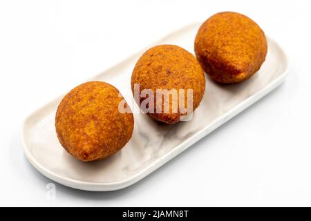 Kibbeh auf weißem Hintergrund. Traditionelle türkische Küche Delikatessen. Nahaufnahme. Lokaler Name icli kofte Stockfoto