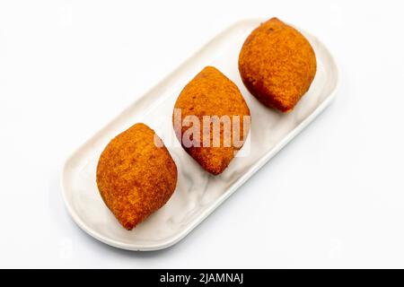 Kibbeh auf weißem Hintergrund. Traditionelle türkische Küche Delikatessen. Nahaufnahme. Lokaler Name icli kofte Stockfoto