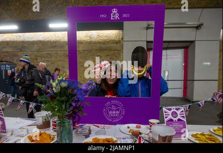 London, England, Großbritannien. 31.. Mai 2022. Network Rail veranstaltet Straßenparty zur Feier des Platin-Jubiläums von Königin Elizabeth II. Im Bahnhof London Bridge. (Bild: © Tayfun Salci/ZUMA Press Wire) Stockfoto