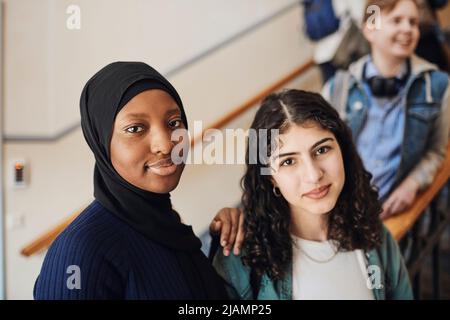 Portrait von multirassischen Studentinnen an der Universität Stockfoto