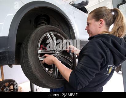 Berlin, Deutschland. 31.. Mai 2022. Ein Mitarbeiter in einer Autowerkstatt im Berliner Bezirk Lichtenberg montiert Sommerreifen auf einem Fahrzeug. Die Faustregel lautet, dass Sommerreifen von „O bis O“, also von Ostern bis Oktober, auf Ihrem Fahrzeug sein sollten. Winterreifen mit fast voller Profiltiefe sollten im Sommer auf keinen Fall verwendet werden, sondern für den nächsten Winter eingespart werden. Quelle: Wolfgang Kumm/dpa/Alamy Live News Stockfoto