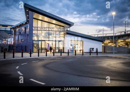 Langzeitbelichtung, Nachtaufnahmen der Bicester Village Station ( früher Bicester Town Station ). Stockfoto