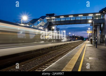 Langzeitbelichtung, Nachtaufnahmen der Bicester Village Station ( früher Bicester Town Station ). Stockfoto