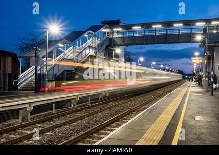 Langzeitbelichtung, Nachtaufnahmen der Bicester Village Station ( früher Bicester Town Station ). Stockfoto