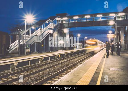 Langzeitbelichtung, Nachtaufnahmen der Bicester Village Station ( früher Bicester Town Station ). Stockfoto