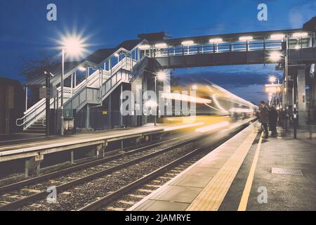 Langzeitbelichtung, Nachtaufnahmen der Bicester Village Station ( früher Bicester Town Station ). Stockfoto