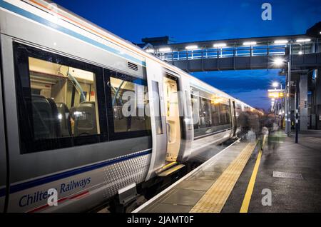 Langzeitbelichtung, Nachtaufnahmen der Bicester Village Station ( früher Bicester Town Station ). Stockfoto