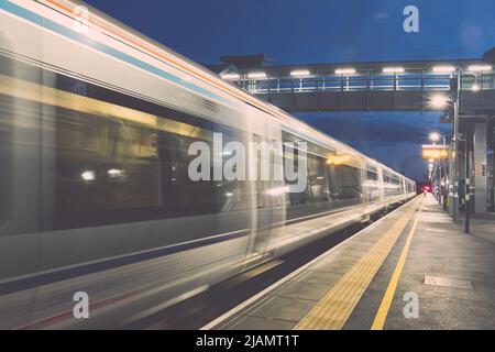 Langzeitbelichtung, Nachtaufnahmen der Bicester Village Station ( früher Bicester Town Station ). Stockfoto
