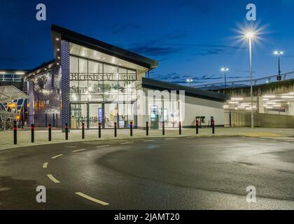 Langzeitbelichtung, Nachtaufnahmen der Bicester Village Station ( früher Bicester Town Station ). Stockfoto