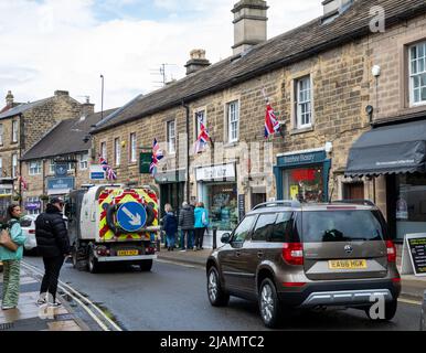 Bakewell,Derbyshire,UK,31.. Mai 2022,die Hauptstraße war heute Morgen in Bakewell, Derbyshire, voll besetzt. Die Vorbereitungen für das bevorstehende Queens Platinum Jubilee laufen. Die Schaufenster wurden mit Union Jacks, Teeparty, Kuchen, Häschen und Jubiläumsmemorabilien usw. dekoriert.im Jahr 2022 wird Ihre Majestät die Königin der erste britische Monarch sein, der nach 70 Jahren seines Dienstes ein Platin-Jubiläum feiert.Quelle: Keith Larby/Alamy Live News Stockfoto