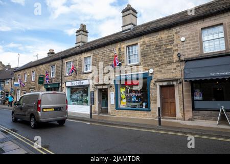 Bakewell,Derbyshire,UK,31.. Mai 2022,die Hauptstraße war heute Morgen in Bakewell, Derbyshire, voll besetzt. Die Vorbereitungen für das bevorstehende Queens Platinum Jubilee laufen. Die Schaufenster wurden mit Union Jacks, Teeparty, Kuchen, Häschen und Jubiläumsmemorabilien usw. dekoriert.im Jahr 2022 wird Ihre Majestät die Königin der erste britische Monarch sein, der nach 70 Jahren seines Dienstes ein Platin-Jubiläum feiert.Quelle: Keith Larby/Alamy Live News Stockfoto