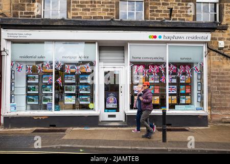 Bakewell,Derbyshire,UK,31.. Mai 2022,die Hauptstraße war heute Morgen in Bakewell, Derbyshire, voll besetzt. Die Vorbereitungen für das bevorstehende Queens Platinum Jubilee laufen. Die Schaufenster wurden mit Union Jacks, Teeparty, Kuchen, Häschen und Jubiläumsmemorabilien usw. dekoriert.im Jahr 2022 wird Ihre Majestät die Königin der erste britische Monarch sein, der nach 70 Jahren seines Dienstes ein Platin-Jubiläum feiert.Quelle: Keith Larby/Alamy Live News Stockfoto