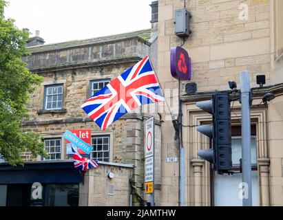 Bakewell,Derbyshire,UK,31.. Mai 2022,die Hauptstraße war heute Morgen in Bakewell, Derbyshire, voll besetzt. Die Vorbereitungen für das bevorstehende Queens Platinum Jubilee laufen. Die Schaufenster wurden mit Union Jacks, Teeparty, Kuchen, Häschen und Jubiläumsmemorabilien usw. dekoriert.im Jahr 2022 wird Ihre Majestät die Königin der erste britische Monarch sein, der nach 70 Jahren seines Dienstes ein Platin-Jubiläum feiert.Quelle: Keith Larby/Alamy Live News Stockfoto