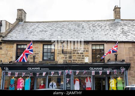 Bakewell,Derbyshire,UK,31.. Mai 2022,die Hauptstraße war heute Morgen in Bakewell, Derbyshire, voll besetzt. Die Vorbereitungen für das bevorstehende Queens Platinum Jubilee laufen. Die Schaufenster wurden mit Union Jacks, Teeparty, Kuchen, Häschen und Jubiläumsmemorabilien usw. dekoriert.im Jahr 2022 wird Ihre Majestät die Königin der erste britische Monarch sein, der nach 70 Jahren seines Dienstes ein Platin-Jubiläum feiert.Quelle: Keith Larby/Alamy Live News Stockfoto