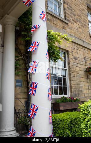 Bakewell,Derbyshire,UK,31.. Mai 2022,die Hauptstraße war heute Morgen in Bakewell, Derbyshire, voll besetzt. Die Vorbereitungen für das bevorstehende Queens Platinum Jubilee laufen. Die Schaufenster wurden mit Union Jacks, Teeparty, Kuchen, Häschen und Jubiläumsmemorabilien usw. dekoriert.im Jahr 2022 wird Ihre Majestät die Königin der erste britische Monarch sein, der nach 70 Jahren seines Dienstes ein Platin-Jubiläum feiert.Quelle: Keith Larby/Alamy Live News Stockfoto