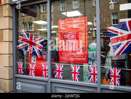 Bakewell,Derbyshire,UK,31.. Mai 2022,die Hauptstraße war heute Morgen in Bakewell, Derbyshire, voll besetzt. Die Vorbereitungen für das bevorstehende Queens Platinum Jubilee laufen. Die Schaufenster wurden mit Union Jacks, Teeparty, Kuchen, Häschen und Jubiläumsmemorabilien usw. dekoriert.im Jahr 2022 wird Ihre Majestät die Königin der erste britische Monarch sein, der nach 70 Jahren seines Dienstes ein Platin-Jubiläum feiert.Quelle: Keith Larby/Alamy Live News Stockfoto