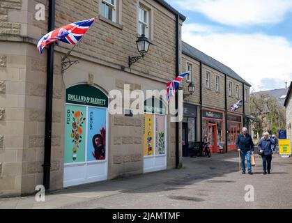 Bakewell,Derbyshire,UK,31.. Mai 2022,die Hauptstraße war heute Morgen in Bakewell, Derbyshire, voll besetzt. Die Vorbereitungen für das bevorstehende Queens Platinum Jubilee laufen. Die Schaufenster wurden mit Union Jacks, Teeparty, Kuchen, Häschen und Jubiläumsmemorabilien usw. dekoriert.im Jahr 2022 wird Ihre Majestät die Königin der erste britische Monarch sein, der nach 70 Jahren seines Dienstes ein Platin-Jubiläum feiert.Quelle: Keith Larby/Alamy Live News Stockfoto