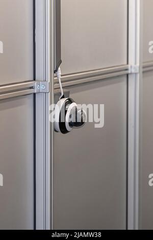 CCTV-Kamera Dome-Überwachungssystem Wandmontage an Metallgeländer Stockfoto
