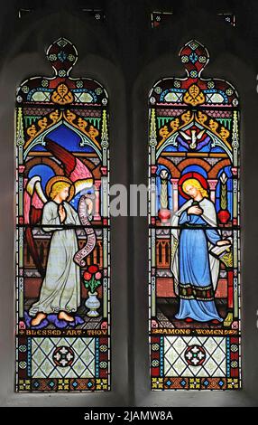 Ein Buntglasfenster von Frederick Preedy, das die Verkündigung an die selige Jungfrau Maria, All Saints Church, Church Lench, Worcestershire darstellt Stockfoto